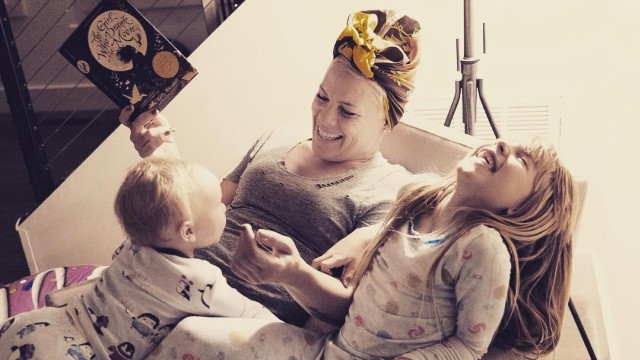 Penyanyi Pink dan anak-anaknya, Willow dan Jameson. (Foto: Instagram @pink)