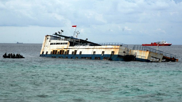 Tim gabungan TNI, Polri dan Basarnas melakukan pencarian korban KMP Lestari Maju yang tenggelam di sekitar lokasi tenggelamnya kapal. (Foto: ANTARA FOTO/Abriawan Abhe)