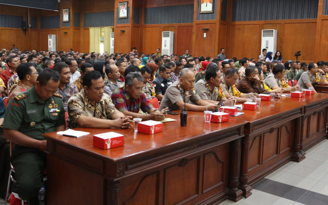 Rapat koordinasi Pemkot Surabaya bersama tiga pilar guna membahas keamanan dan ketertiban Kota Surabaya di Graha Sawunggaling. (Foto: Dok. Pemkot Surabaya)