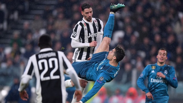 Ronaldo mencetak gol salto ke gawang Juventus. Foto: Reuters/Alberto Lingria