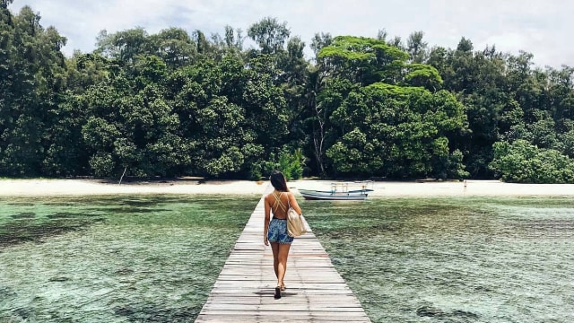 Pengunjung melintasi jembatan kayu di pulau Sepa. (Foto:  Instagram @sepaisland)