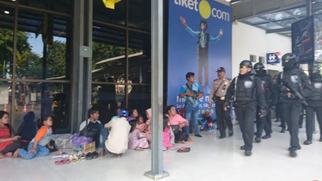Polrestabes Surabaya terjunkan Tim Respati di stasiun. (Foto: Phaksy Sukowati/kumparan)