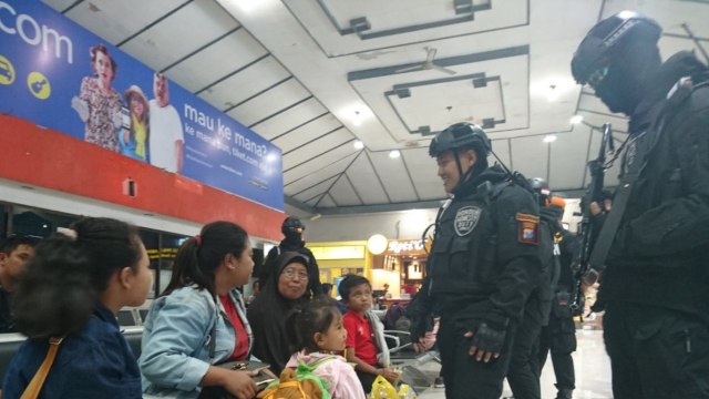 Polrestabes Surabaya terjunkan Tim Respati di stasiun. (Foto: Phaksy Sukowati/kumparan)