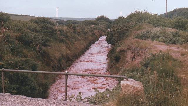 Ilustrasi sungai berwarna merah darah (Foto: Roy Hughes)