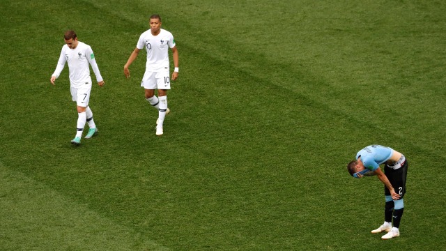 Antoine Griezmann enggan merayakan golnya dalam laga Uruguay vs Prancis. (Foto: Carlos Barria/Reuters)