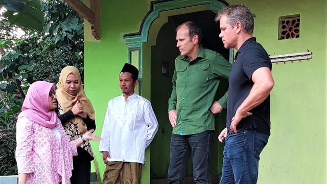 Matt Damon dan Gary White berkunjung ke sekolah Islam di Batang- Dk. banaran Desa Selopajan Barat Kec. Blado Kab. Batang (Foto: Koperasi Mitra Dhuafa)