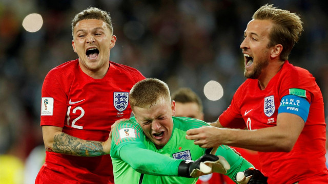Selebrasi Kieran Trippier, Jordan Pickford, dan Harry Kane usai Inggris menang adu penalti atas Kolombia di babak 16 besar Piala Dunia 2018. (Foto: Reuters/John Sibley)