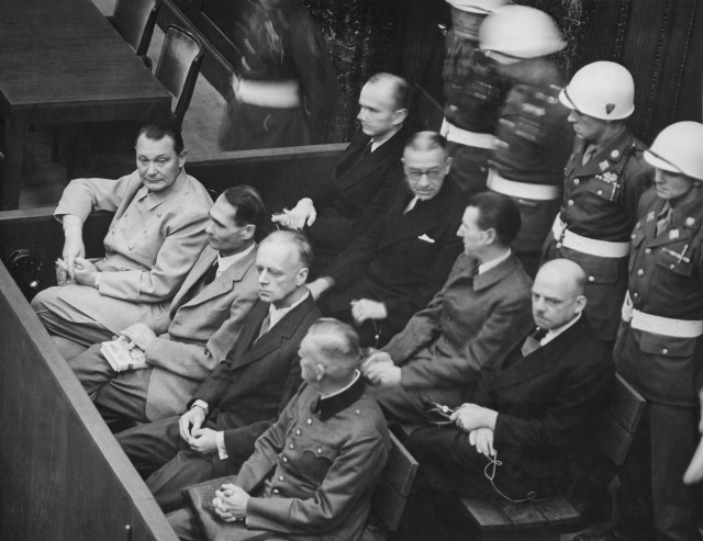 Hermann Goering dalam persidangan (paling kiri) (Foto: Wkimedia Commons)