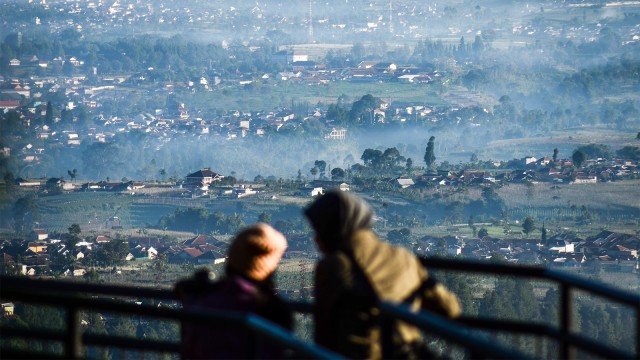 Pemandangan pedesaan yang tertutup kabut di Lembang. Foto: ANTARA FOTO/Raisan Al Farisi