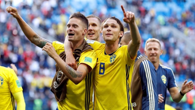 Selebrasi para pemain Timnas Swedia usai menyingkirkan Swiss di perdelapan final Piala Dunia 2018. (Foto: Reuters/Damir Sagolj)