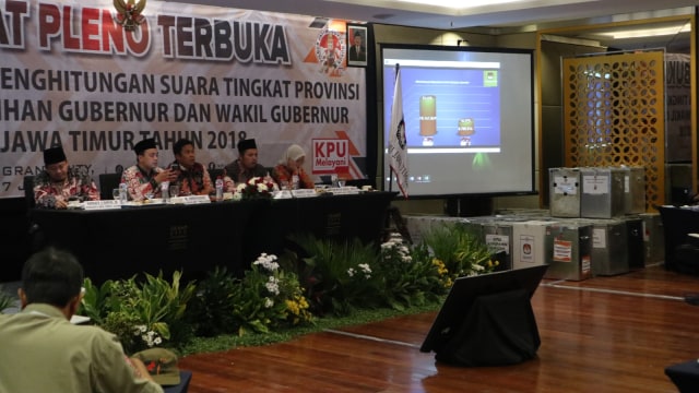 KPU Provinsi Jawa Timur menggelar Rapat Pleno Terbuka Rekapitulasi Penghitungan Suara Tingkat Provinsi dalam Pilgub Jatim 2018.  (Foto: Phaksy Sukowati/kumparan)