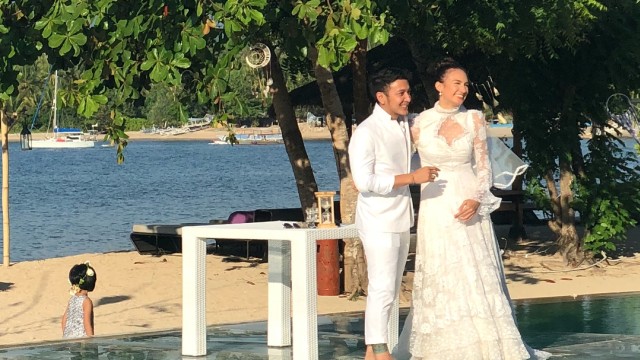 Pernikahan Dimas Anggara dan Nadine Chandrawinata. (Foto: Instagram @tisats)