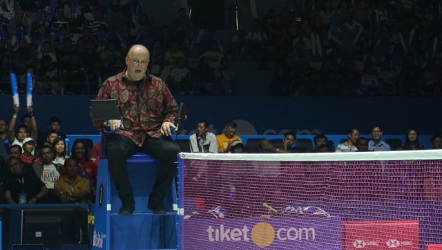 Umpire dengan baju batik di Indonesia Open 2018. (Foto: Fanny Kusumawardhani/kumparan)
