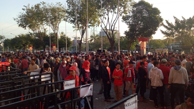 Suporter Timnas Indonesia U-19 berkumpul di pelataran Gelora Delta Sidoarjo. (Foto: kumparan/Alan Kusuma)