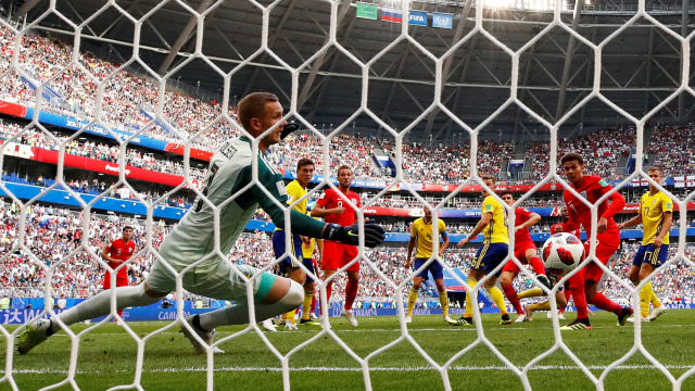 Proses gol Maguire. (Foto: REUTERS/Michael Dalder)