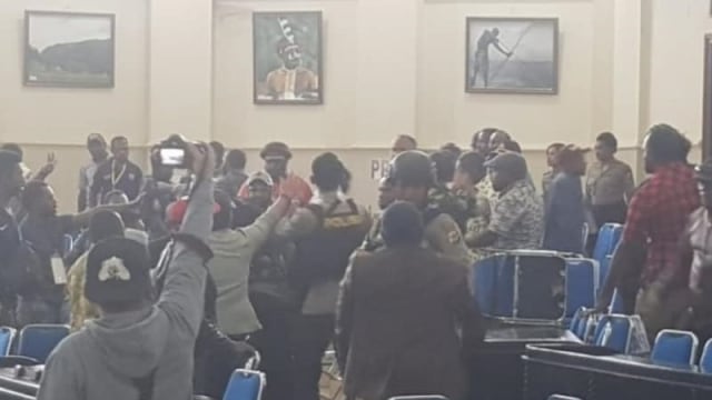 Kericuhan dalam rapat pleno Pilgub Papua di Kabupaten Jayawijaya.