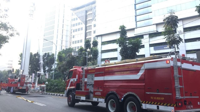 Damkar Selamatkan 3 Orang Yang Terjebak Di Kebakaran Kantor Kemenhub ...