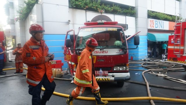 Pemadam kebakaran di gedung Kemenhub (Foto: Nugroho Sejati/kumparan)