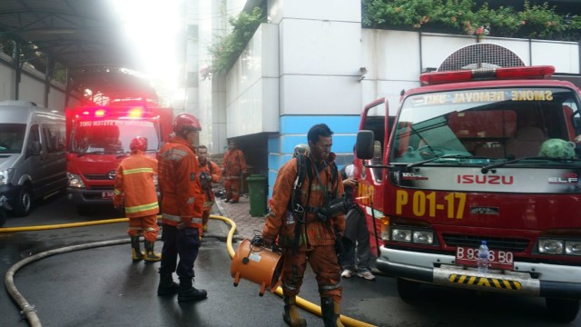 Pemadam kebakaran di gedung Kemenhub (Foto: Nugroho Sejati/kumparan)