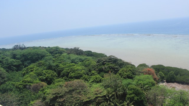 View Dari Atas Mercusuar di Pulau Biawak  (Foto: Flickr / Jakarta traveller)
