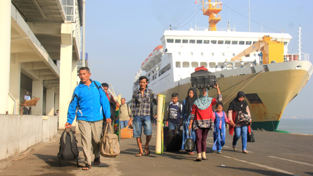 Penumpang kapal di pelabuhan (Foto: PT Pelindo III )