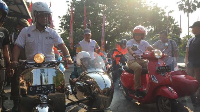 Anies Baswedan dan Sandiaga Uno mengendarai Vespa (Foto: Mirsan Simamora/kumparan)
