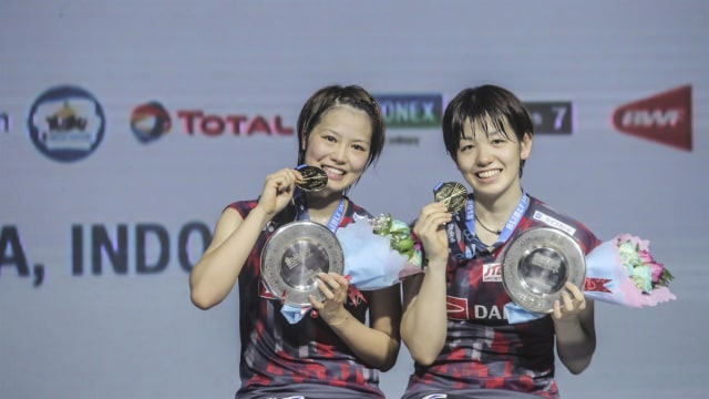 Fukushima dan Hirota dengan trofi juara. (Foto: Muhammad Adimaja/ANTARA)