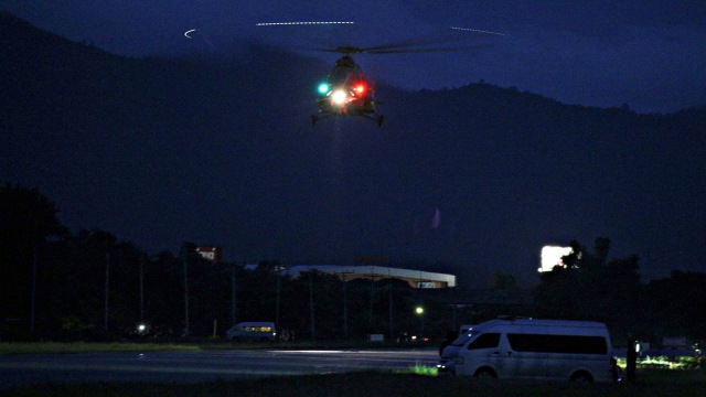 Helikopter penyelamat ke-12 anak yang terjebak di gua, Thailand. (Foto: REUTERS/Athit Perawongmetha)