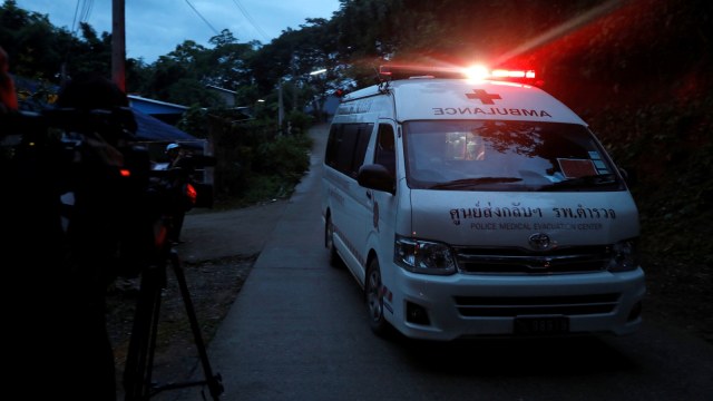 Ambulans penyelamat ke-12 anak yang terjebak di gua, Thailand. (Foto: REUTERS/Soe Zeya Tun)