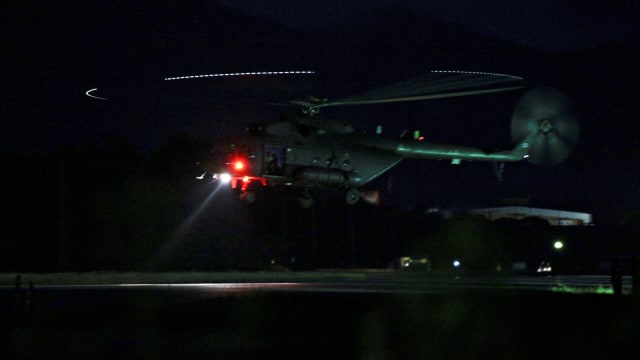 Helikopter penyelamat 12 anak yang terjebak di gua, Thailand. (Foto: REUTERS/Athit Perawongmetha)