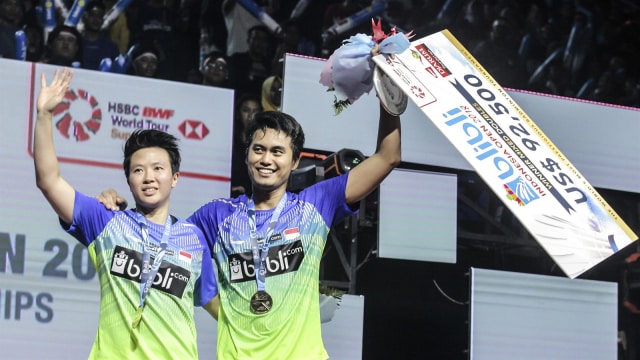 Butet (kiri) usai menjadi juara Indonesia Open 2018. (Foto: Muhammad Adimaja/ANTARA)
