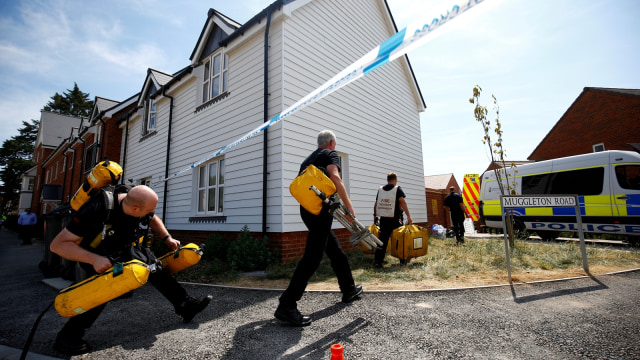 Petugas amankan rumah 2 warga yang terpapar racun novichok di Inggris. (Foto: REUTERS/HENRY NICHOLLS)