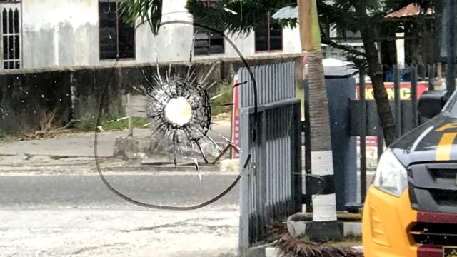 Lubang di kaca di lokasi penembakan di Gedung Lapas Pekanbaru. (Foto: Dok.Ditjen PAS)