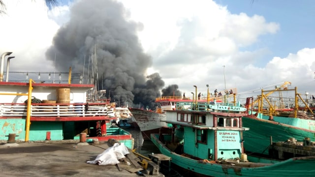 Kebakaran puluhan kapal nelayan di Pelabuhan Benoa, Denpasar, Senin (9/7). Kebakaran terjadi sejak pukul 02.15 Wita masih dalam penanganan. (Foto: Cisilia Agustina/kumparan)