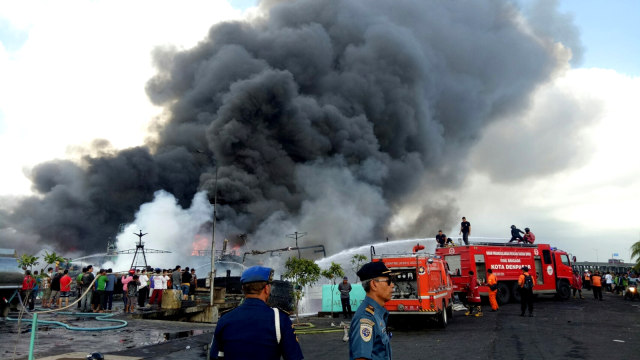 Kebakaran puluhan kapal nelayan di Pelabuhan Benoa, Denpasar, Senin (9/7). Kebakaran terjadi sejak pukul 02.15 Wita masih dalam penanganan. (Foto: Cisilia Agustina/kumparan)