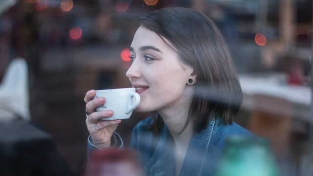 Berikan Hadiah pada Diri Anda Sendiri dengan Menikmati Secangkir Coffee Latte atau Melakukan Perawatan. (Foto: Unsplash)