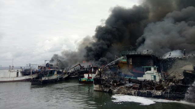 Kebakaran puluhan kapal nelayan di Pelabuhan Benoa Denpasar (Foto: Cisilia Agustina Siahaan/kumparan)