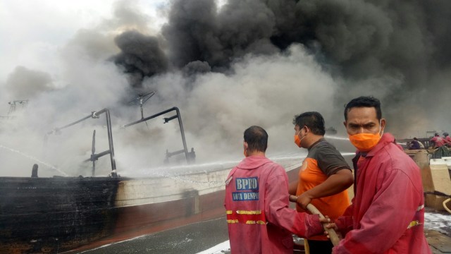 Kebakaran puluhan kapal nelayan di Pelabuhan Benoa Denpasar (Foto: Cisilia Agustina Siahaan/kumparan)