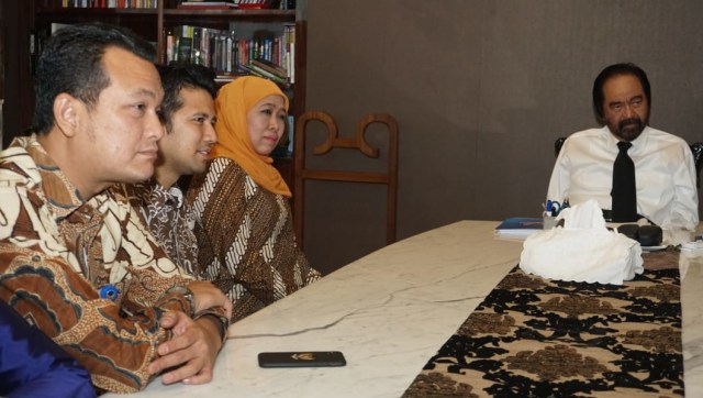 Khofifah Indar Parawansa bersama Emil Dardak  bertemu dengan Ketua Umum Partai Nasdem, Surya Paloh di Kantor DPP Nasdem di Gondangdia, Jakarta Pusat. (Foto: Fitra Andrianto/kumparan)