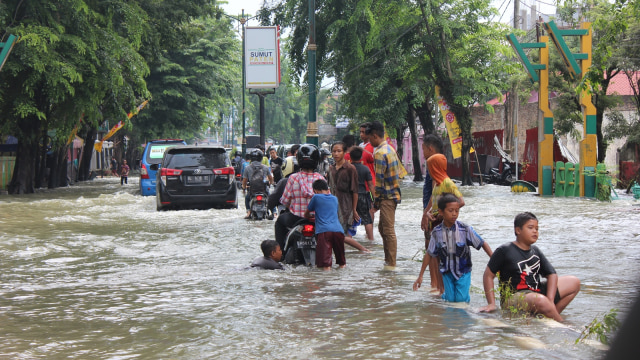 Banjir genang Kota Medan pasca hujan deras dan angin kencang (Foto: Ade Nurhaliza/kumparan)