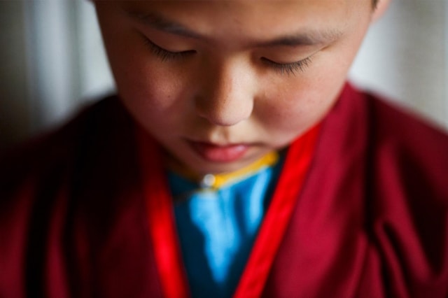 Temuulen sedang mempelajari Buddha (Foto: Thomas Peter/ REUTERS)