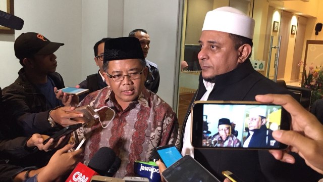 Presiden PKS Sohibul Iman dan Ketua GNFN Ulama Yusuf Muhammad Martak setelah pertemuan di Kantor DPP PKS. (Foto: Ferry Fadhlurrahman/kumparan)