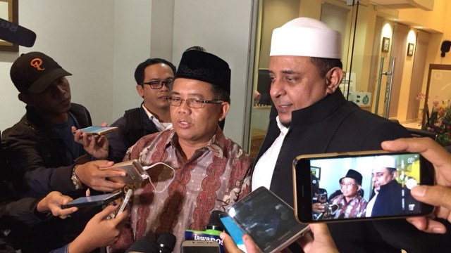 Presiden PKS Sohibul Iman dan Ketua GNFN Ulama Yusuf Muhammad Martak setelah pertemuan di Kantor DPP PKS. (Foto: Ferry Fadhlurrahman/kumparan)