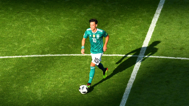 Mesut Oezil menggiring bola saat Timnas Jerman melawan Korea Selatan di laga fase grup Piala Dunia 2018. (Foto: Dylan Martinez/Reuters)