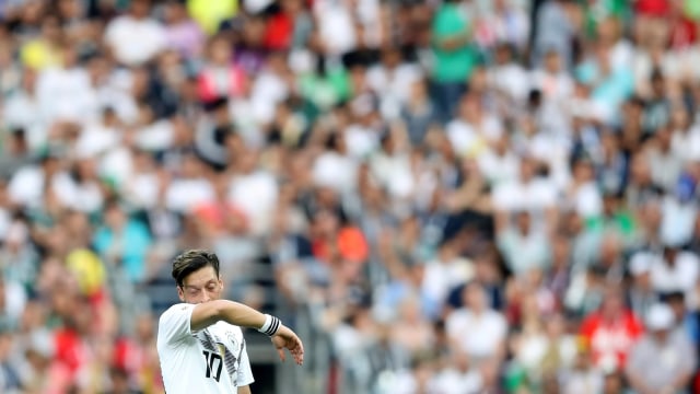 Ekspresi Mesut Oezil saat Timnas Jerman melawan Meksiko di laga fase grup Piala Dunia 2018. (Foto: Carl Recine/Reuters)