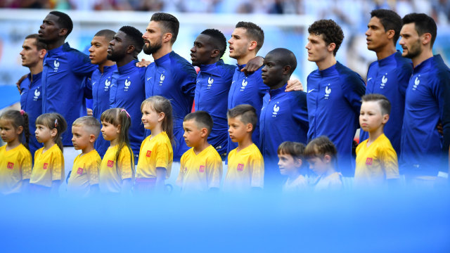 Para pemain Prancis nyantikan lagu kebangsaan. (Foto: REUTERS/Dylan Martinez)