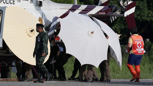Petugas melakukan penyelamatan kepada korban yang terjebak di Gua, Thailand. (Foto:  REUTERS/Athit Perawongmetha)