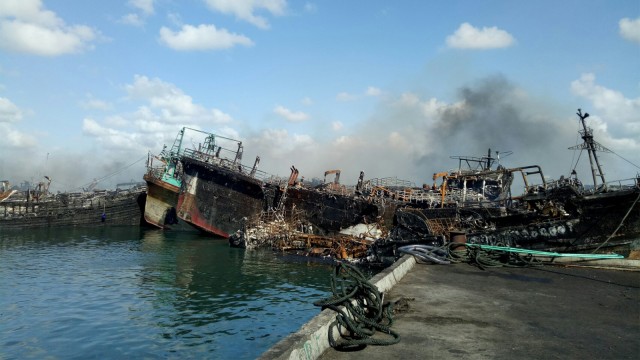 Suasana kapal terbakar di Laut Benoa, Denpasar. (Foto:  Cisilia Agustina Siahaan)
