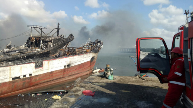 Petugas Pelindo dan KSOP masih lakukan pemadaman kapal yang terbakar di Laut Benoa, Denpasar. (Foto:  Cisilia Agustina Siahaan)