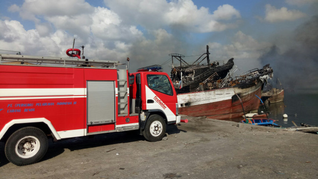 Petugas Pelindo dan KSOP masih lakukan pemadaman kapal yang terbakar di Laut Benoa, Denpasar. (Foto:  Cisilia Agustina Siahaan)